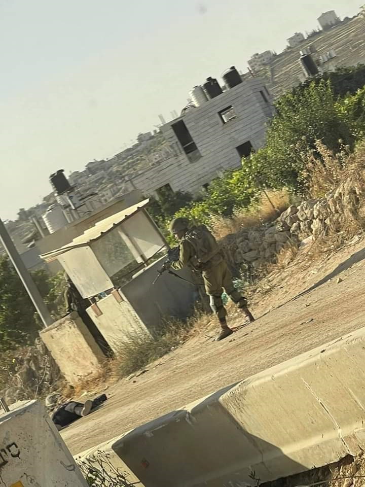 الاحتلال يصيب فلسطينية بجراح خطيرة بزعم محاولة تنفيذ عملية طعن شمال الخليل