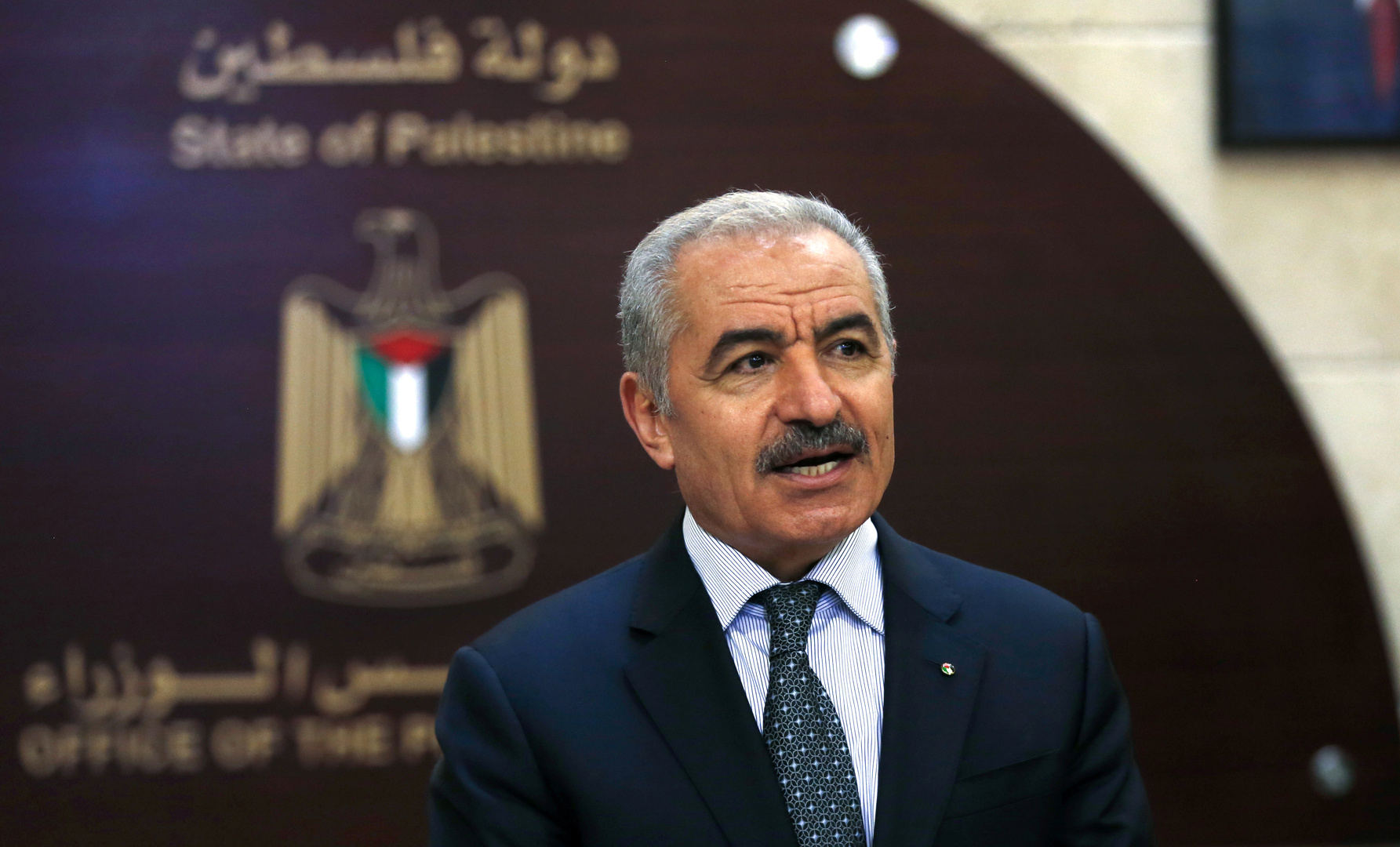 اشتية يوعز بإرسال فريق دفاع مدني فلسطيني إلى ليبيا