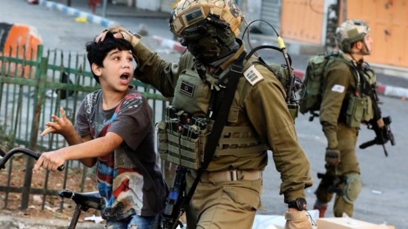القدس: الاحتلال يعتقل طفلًا من البلدة القديمة ويقتاده للتحقيق
