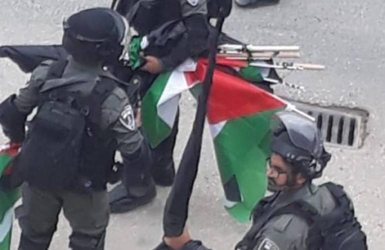 الاحتلال يُزيل الأعلام الفلسطينية جنوب شرق طولكرم