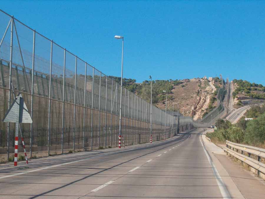 اسبانيا تشكر المغرب للدفاع عن حدودها والمنظمات تطالب بفتح تحقيق