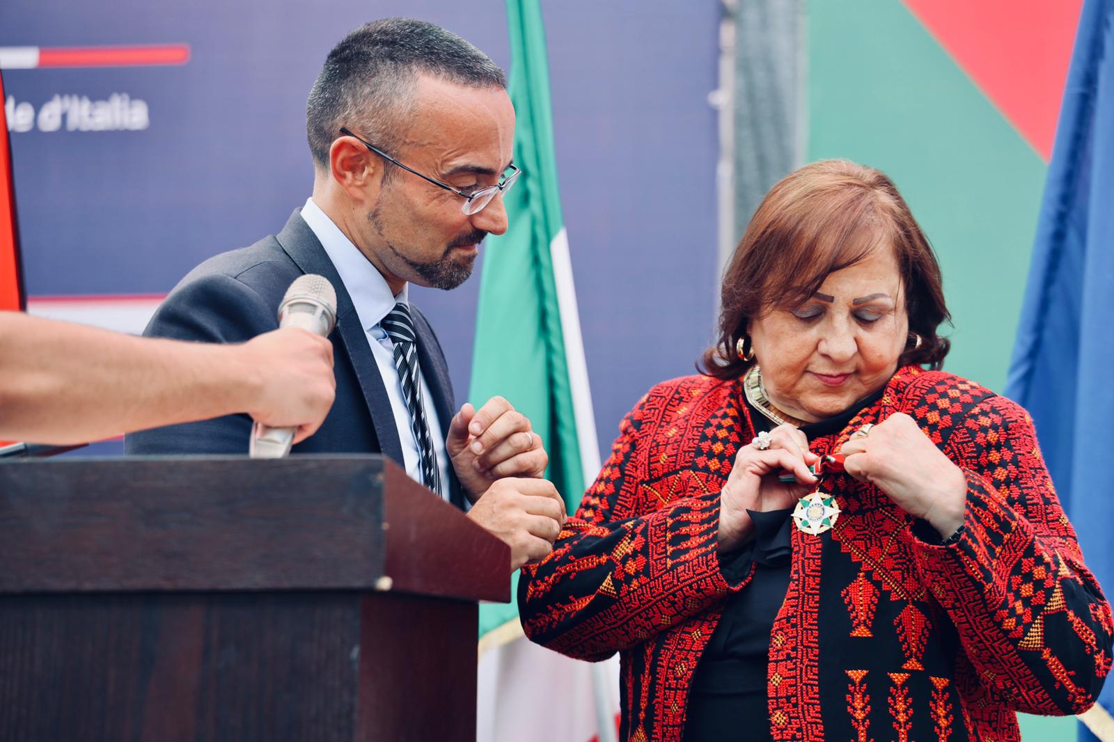 الرئيس الإيطالي يُقلد الوزيرة الكيلة وسام نجمة بلاده الكبرى