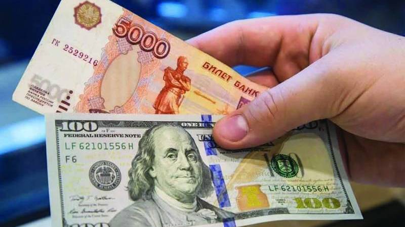 الروبل يسجل أدنى مستوى له مقابل الدولار منذ فبراير الماضي