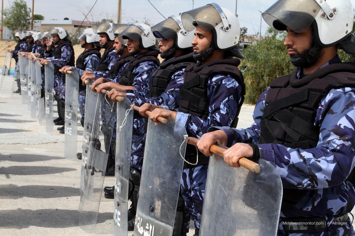 الشرطة بالضفة تقبض على مطلوبين للعدالة بعد تحصنهم بمنازل في الخليل