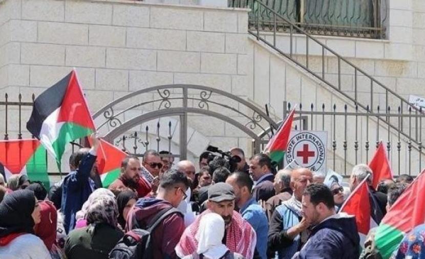 القوى الوطنية والإسلامية تُنظم وقفتيّ دعم واسناد للأسرى في بيت لحم والخليل