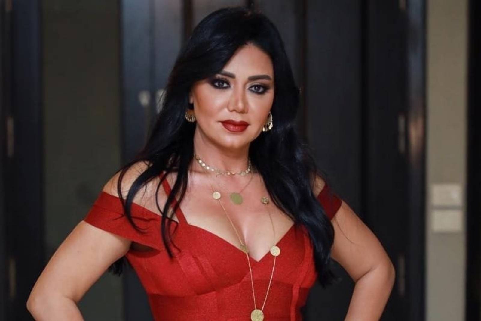 إطلالة متألقة للفنانة رانيا يوسف على شاطئ البحر (صور)
