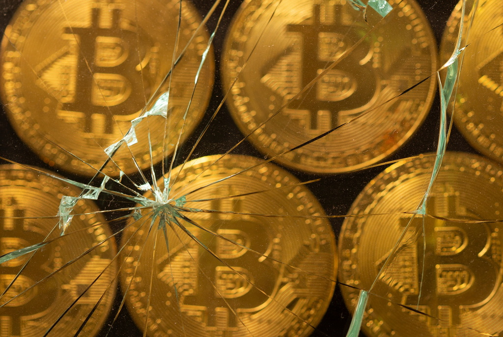 عملة بيتكوين تهبط إلى 19 ألف دولار