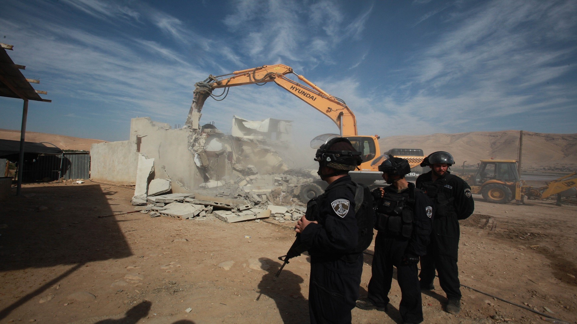 الاحتلال يُخطر بهدم جدران استنادية شمال غرب بيت لحم