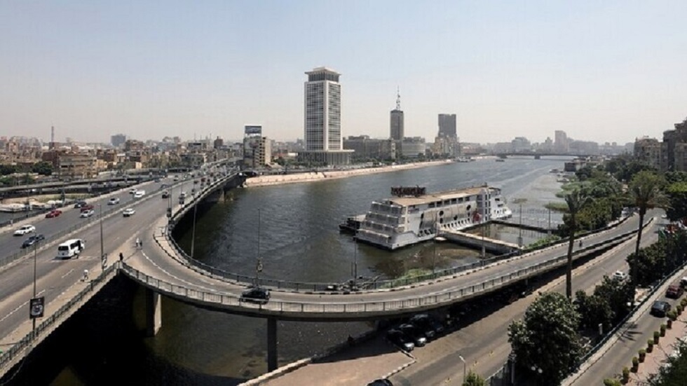 انتحار جديد في مصر.. ألقى نفسه بسيارته ورفض وجود والده بجنازته
