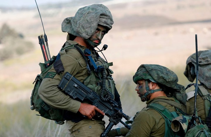 بين الدوالي.. فيديو يظهر صحفي فلسطيني يسخر من جنود الاحتلال