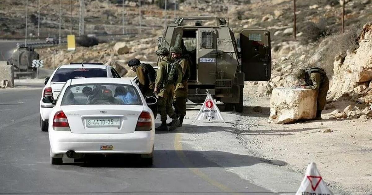الاحتلال ينصب حاجزًا عسكريًا على مدخل بيت دقو شمال غرب القدس