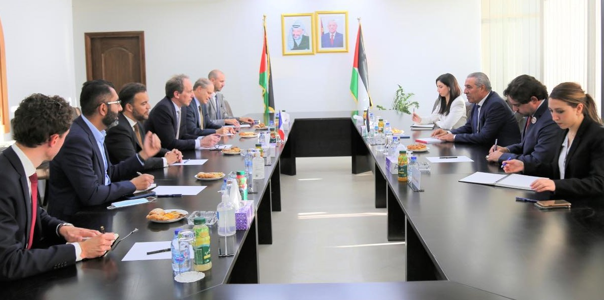 الشيخ يلتقي وفدًا فرنسيًا ويُطلعه على انتهاكات الاحتلال في فلسطين