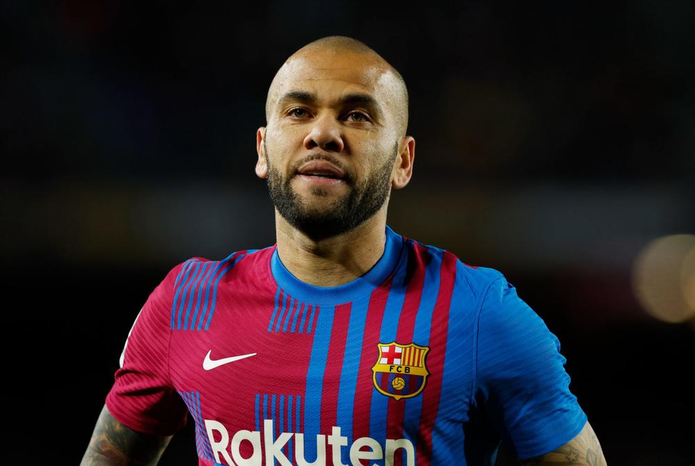 داني ألفيس يودع برشلونة بعد 8 سنوات من الدفاع عن ألوان قميصه