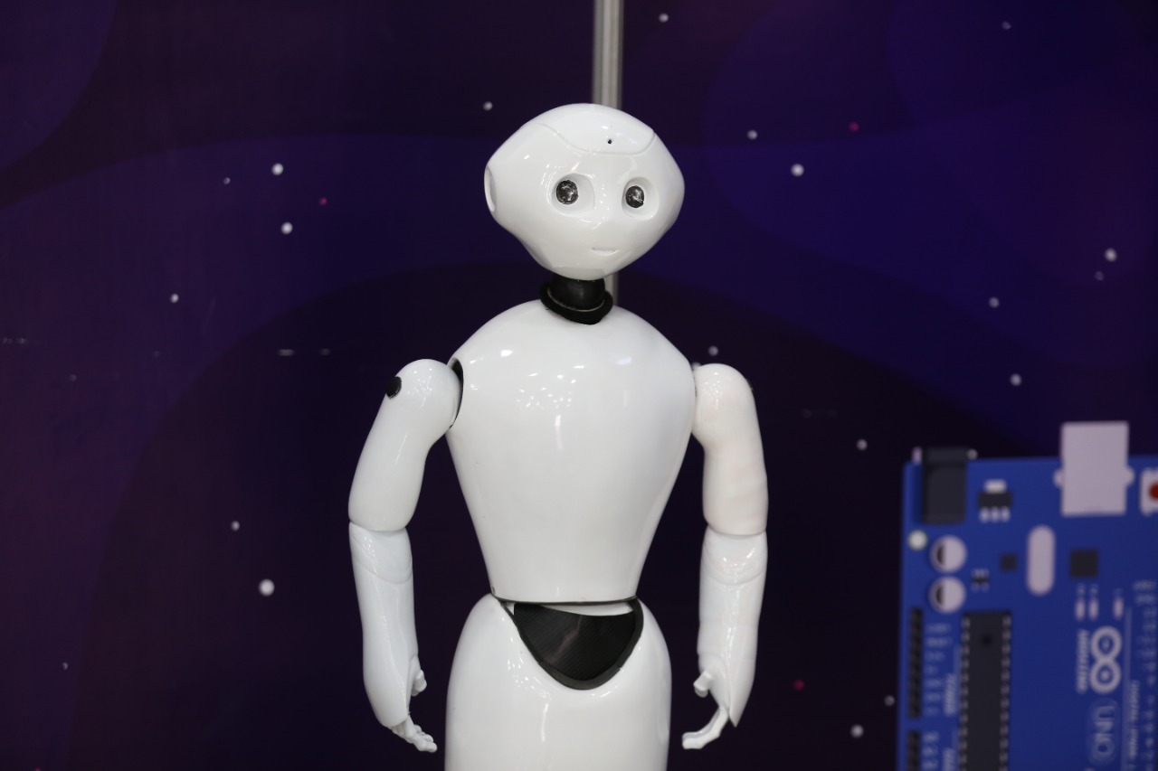 للمرة الأولى في غزة.. ابتكار روبوت بشري بأيدي طلبة يساعد الأطفال على التعلم