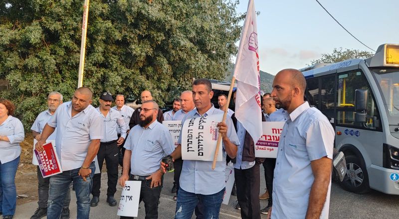 سائقو الداخل المحتل يحتجون للمطالبة بتحسين أوضاع عملهم