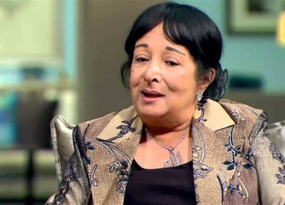 سميرة عبد العزيز تتساءل: ليه الفنانات عندنا ما بحترموا سمعة مصر
