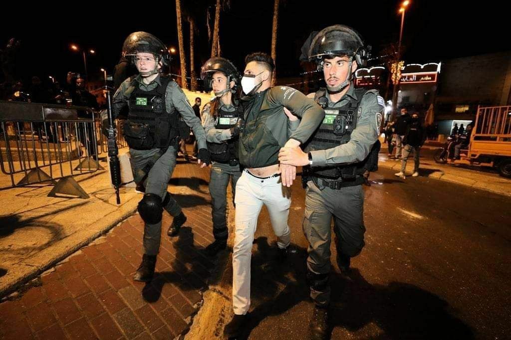 الاحتلال يعتقل شابًا من باب العامود بالقدس المحتلة ويقتاده للتحقيق