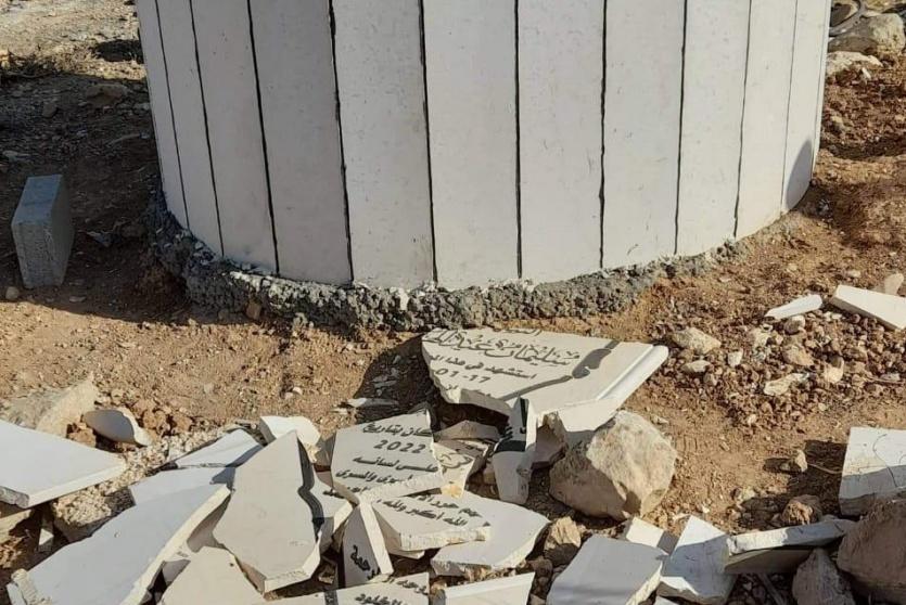 مستوطنون يُحطمون النصب التذكاري للشهيد سليمان الهذالين