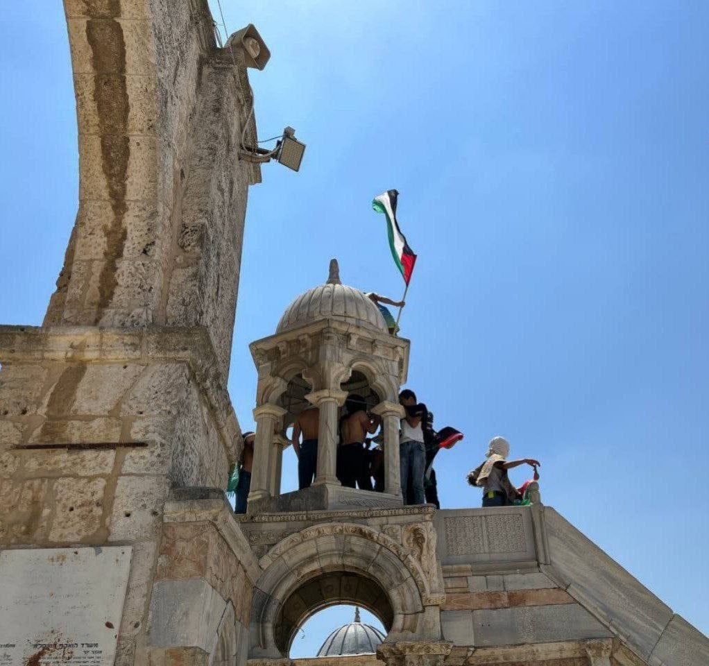 في تحدي للاحتلال.. رفع علم فلسطين في المسجد الأقصى
