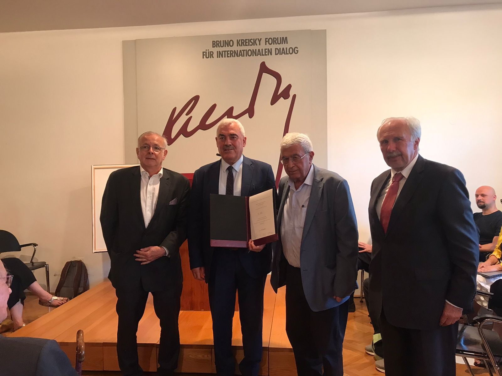 وثقت جرائم الاحتلال.. مؤسسة الحق تحصد جائزة برونو كرايسكي 2022