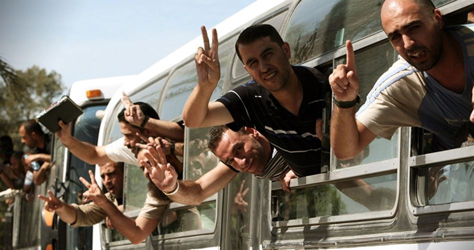 أسرى فلسطين: الاحتلال يحتجز 48 محررًا من وفاء الأحرار كورقة ابتزاز