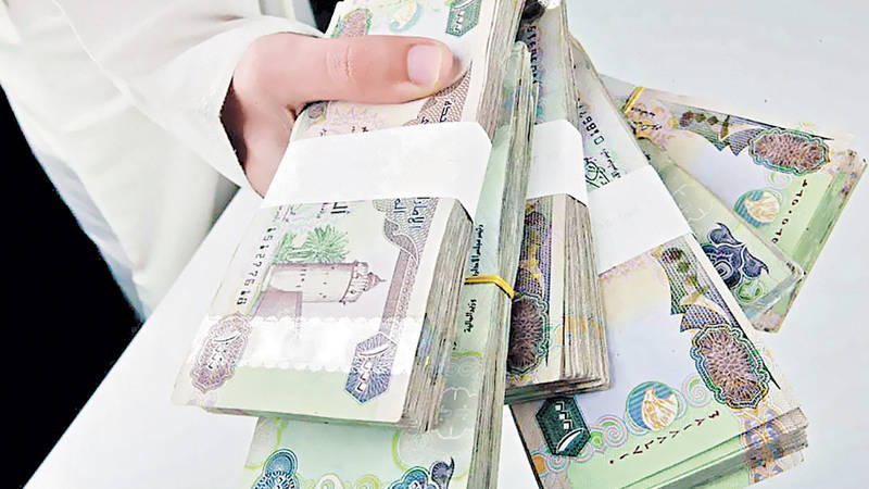 الحياة تبتسم لمقيم في الإمارات بعدما فقد حقيبة بمليون درهم.. ما القصة؟