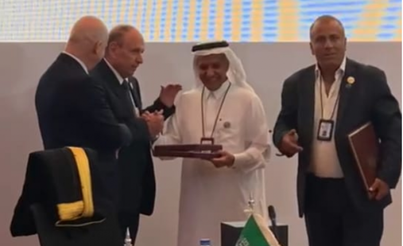 الرئيس عباس يُقلّد المناضل يوسف البسام وسام "نجمة الاستحقاق"