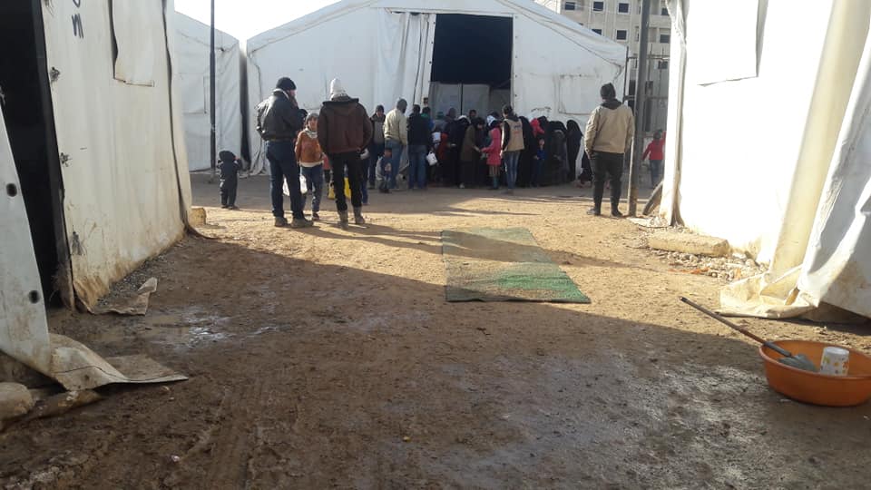 منظمة حقوقية تحذر من توقف دخول المساعدات للنازحين شمال سوريا