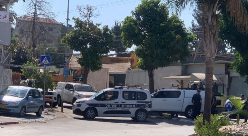 السلطات الإسرائيلية تهدم مبنى ومحل تجاري في الداخل المحتل