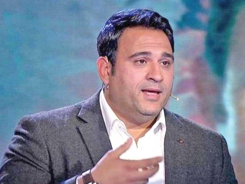 كاتب مصري يتهم أكرم حسني بسرقة أغنية للي.. والأخير يرد