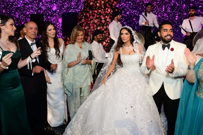 غياب عادل إمام عن حفل زفاف ابنه شقيقه يثير قلق جمهوره