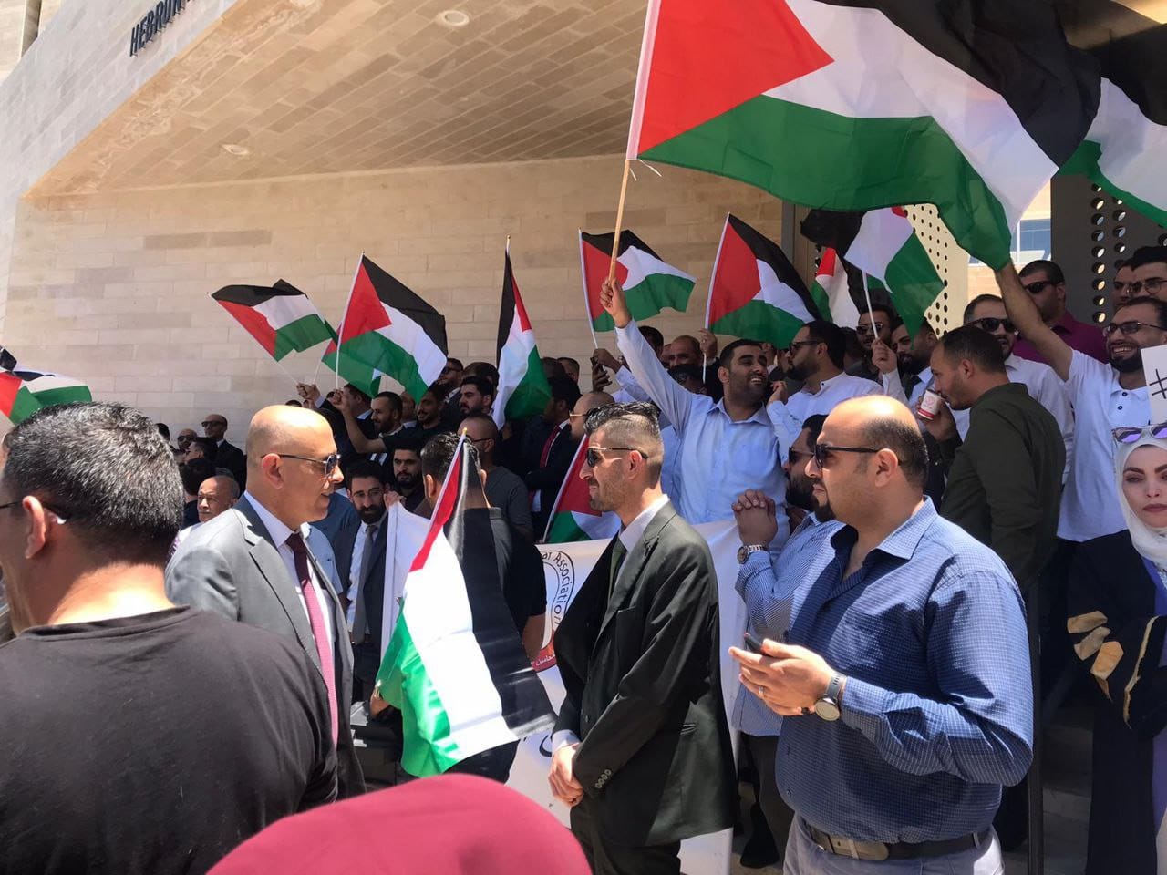احتجاج قبالة الجامعة العبرية ضد الإبادة بغزة