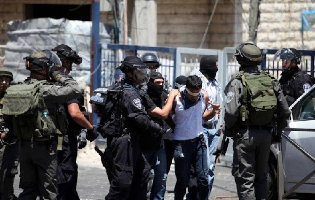 بزعم نيته تنفيذ عملية طعن.. جيش الاحتلال يعتقل فلسطينياً بالخليل