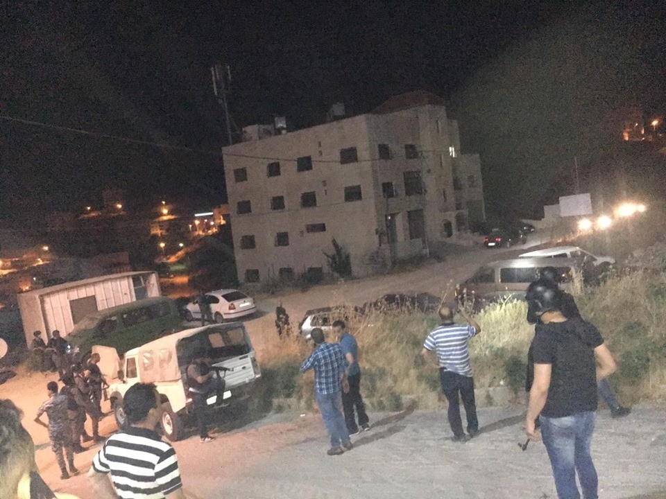 نابلس: مصابان من الوقائي برصاص مسلحين واعتقال أحد مطلقي النار