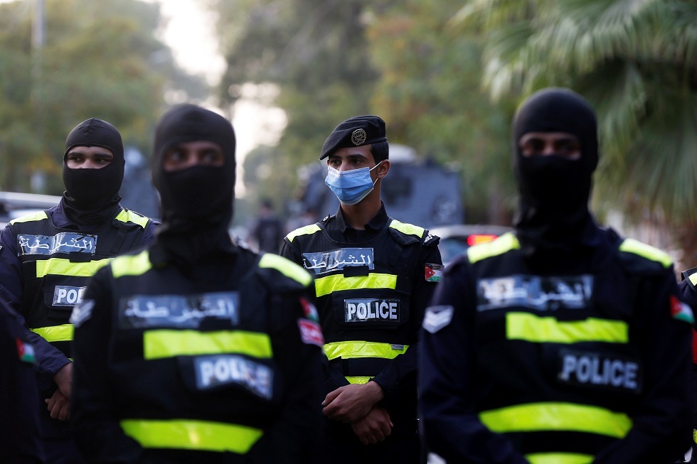 الأردن: القبض على شخص قتل طفلتيه ودفنهما في محيط منزله