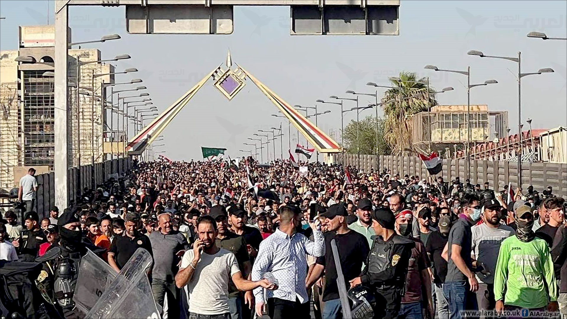 العراق.. متظاهرون يقتحمون المنطقة الخضراء للمطالبة بإصلاحات سياسية