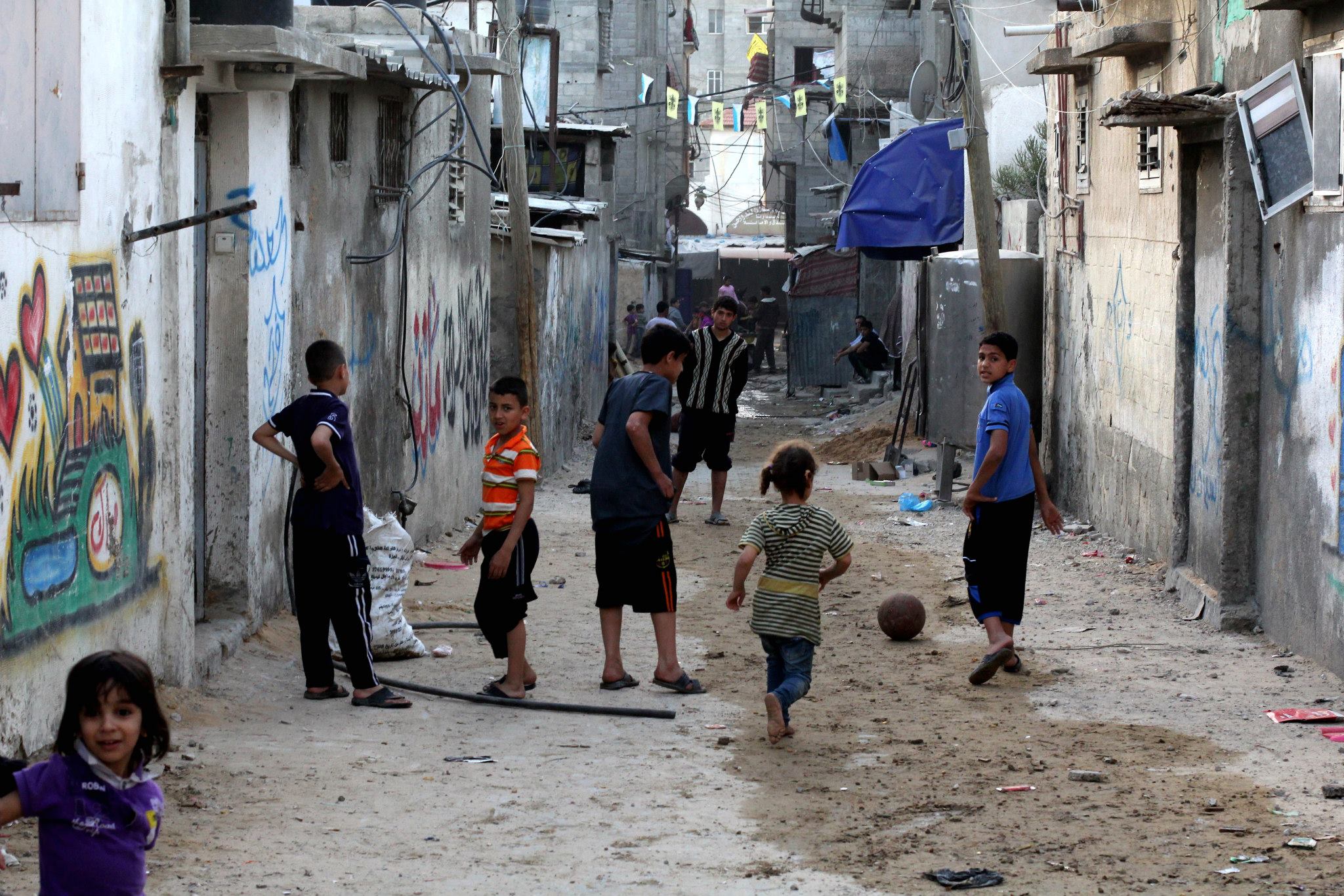 انزعاج شديد وسط اللاجئين الفلسطينيين في سوريا بسبب انقطاع الكهرباء