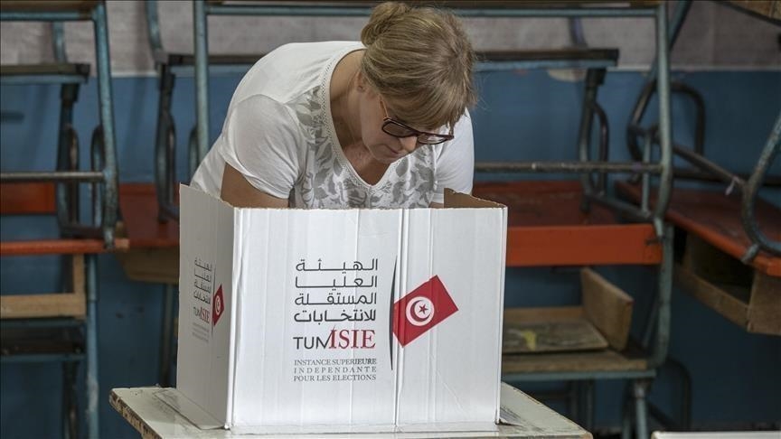 هيئة الانتخابات في تونس تؤكد وجود اقبال جيد للتصويت على الدستور