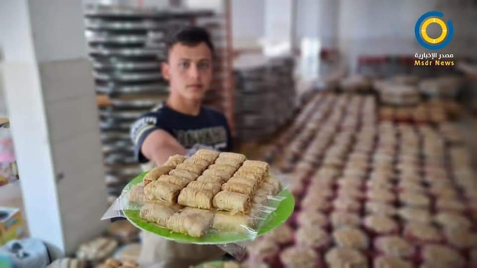 نتائج الثانوية العامة.. فرصة ثمينة لمحلات الهدايا والحلويات في غزة