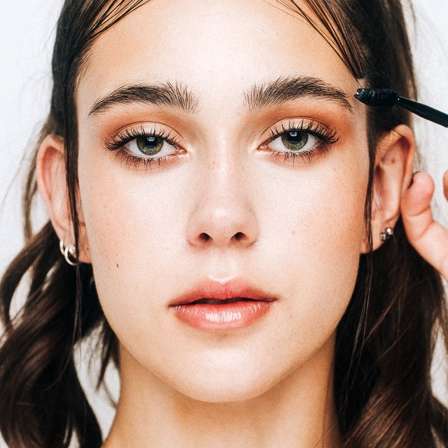 نصائح لتعزيز نمو الحواجب