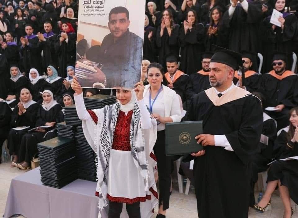 جامعة بيرزيت تُسلم عائلة المعتقل زكريا الزبيدي شهادة تخرجه من الماجستير