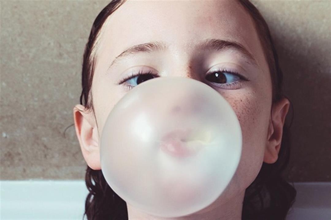 ماذا يحدث عند ابتلاع اللبان؟.. طبيب روسي يبدد مخاوف الكبار