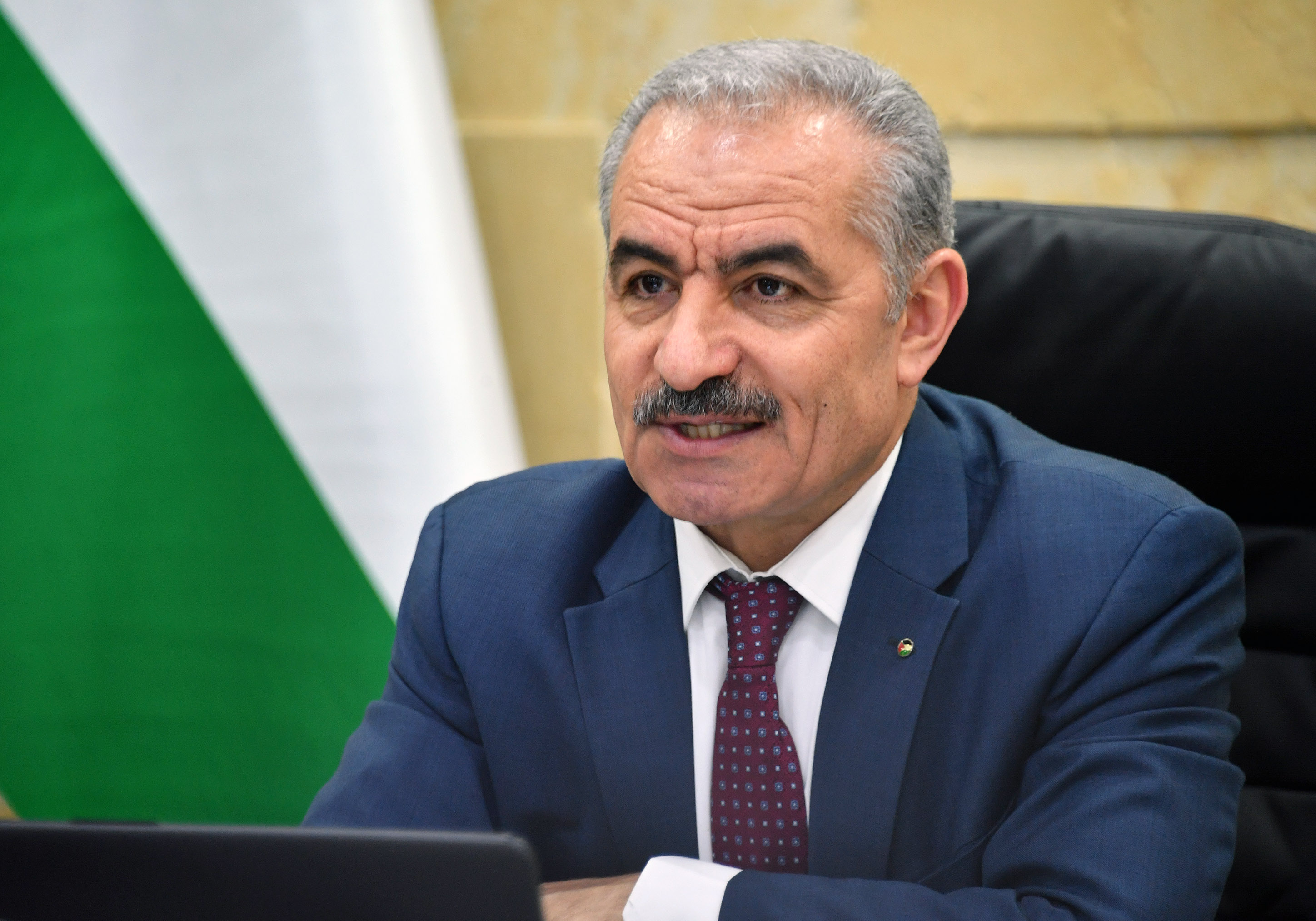 اشتية ينعي ناصر أبو حميد ويدعو للتدخل من أجل الإفراج عن الأسرى