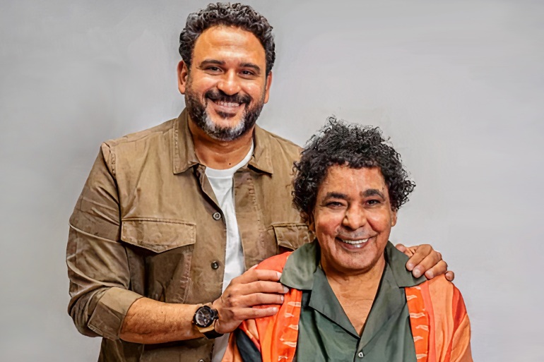 بعد الاتهام بسرقتها.. يوتيوب يحذف أغنية لمحمد منير وأكرم حسني