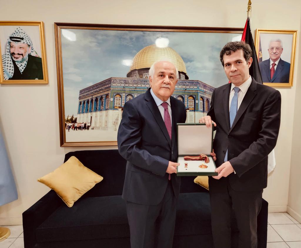 السفير منصور يُقلّد القنصل العام السابق لليونان بوسام نجمة القدس