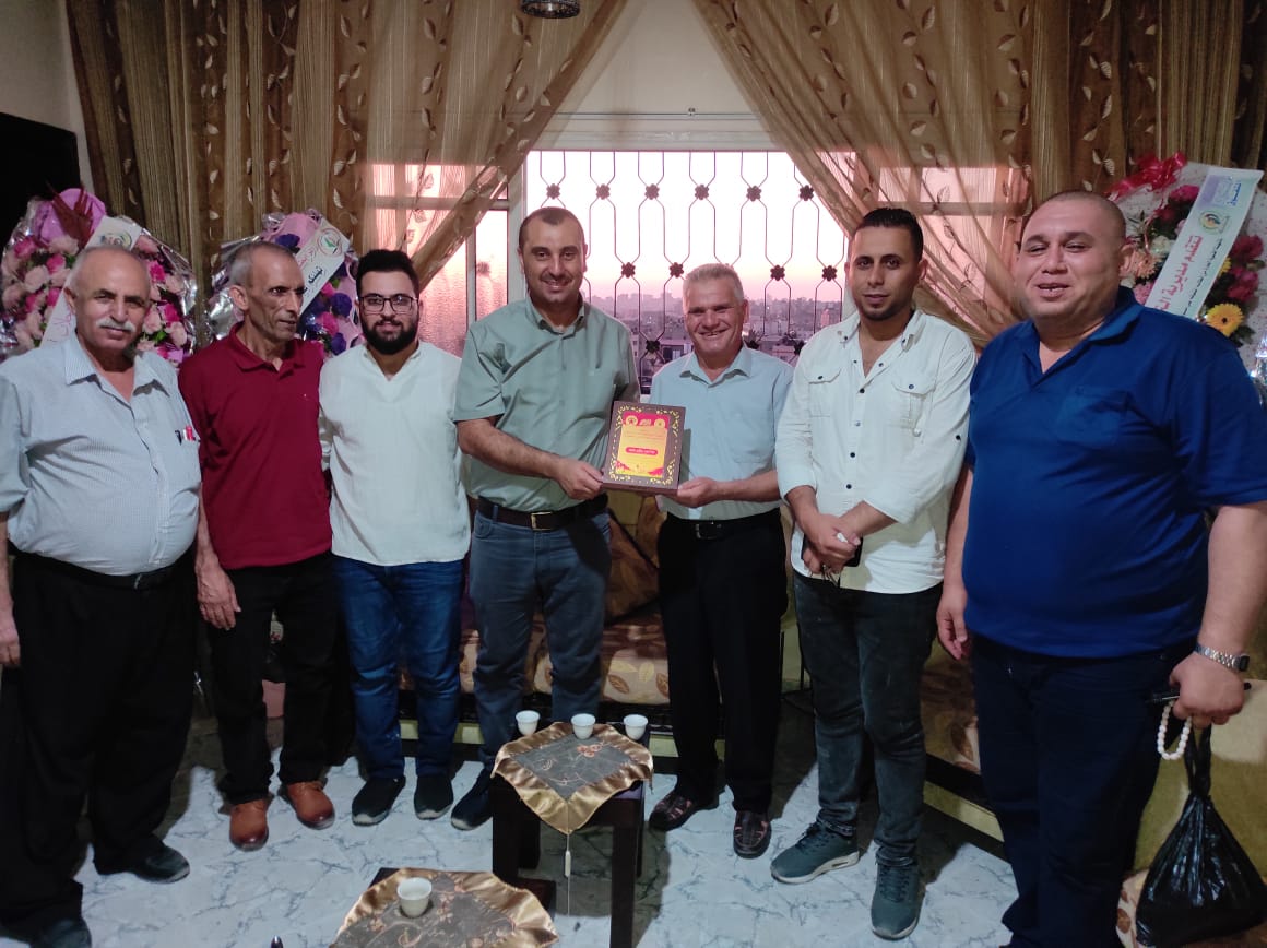 الجبهة الديمقراطية تكرم الطلبة الأوائل في الثانوية العامة بغزة