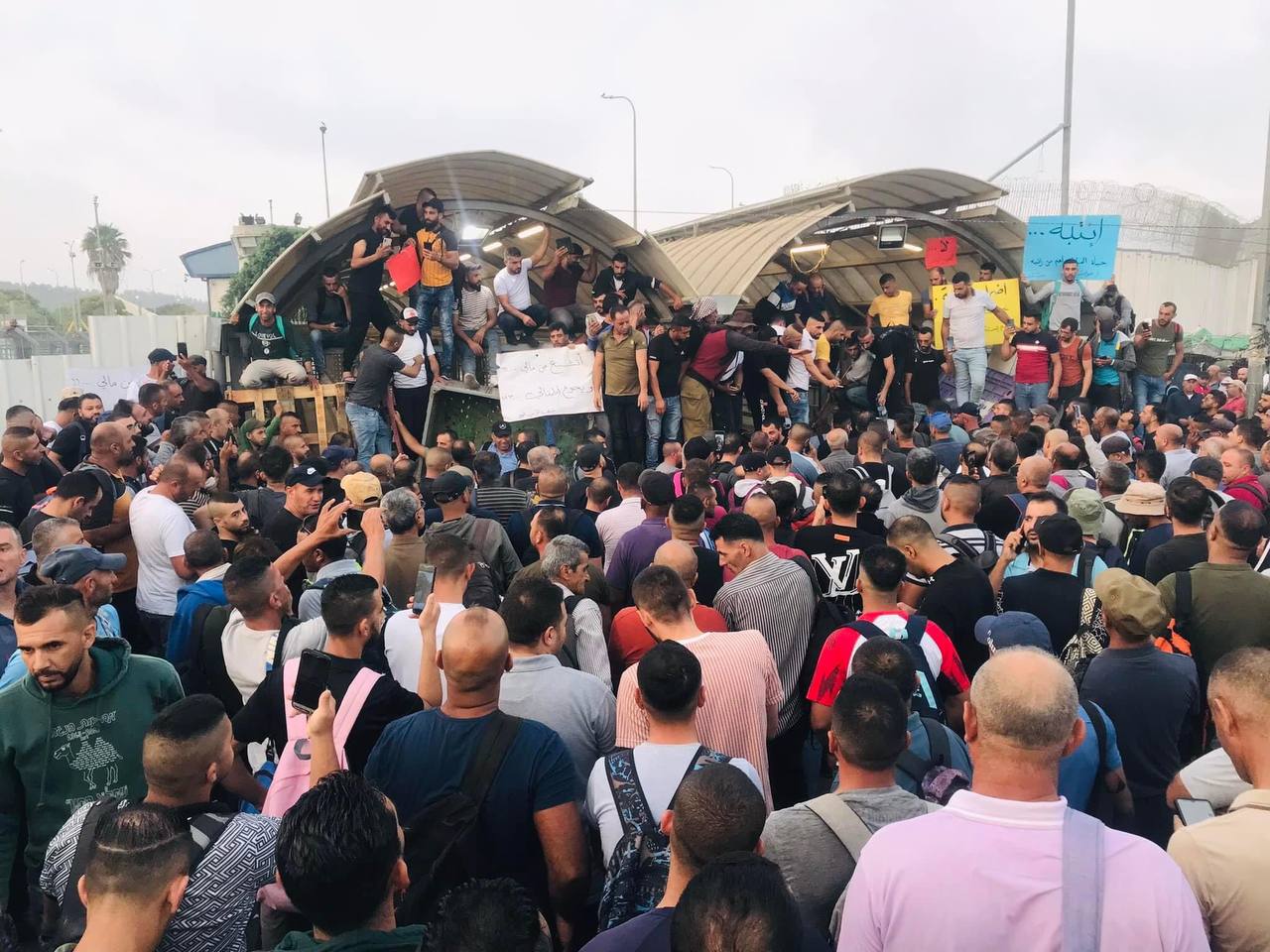 آلاف العمال الفلسطينيين يحتجون على قرار تحويل رواتبهم عبر البنوك