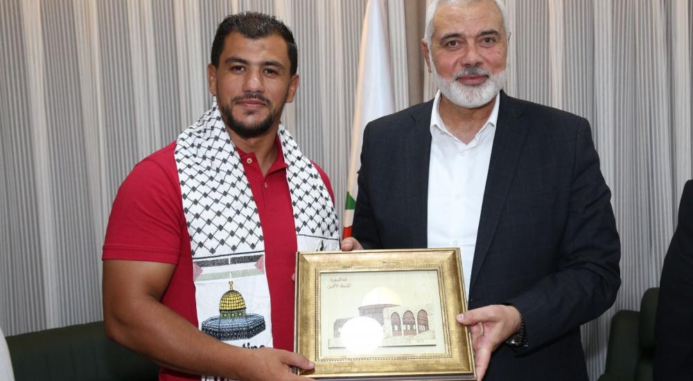 هنية يُكرم البطل الجزائري فتحي نورين