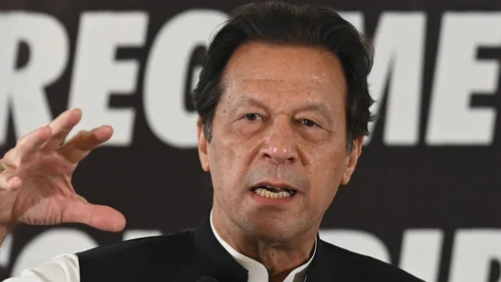 السلطات الباكستانية تتهم عمران خان بالإرهاب وتمنع بث خطاباته