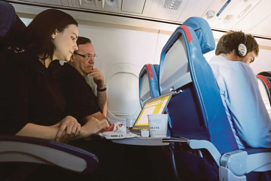 إليك قائمة بأفضل الأطعمة والمشروبات خلال الرحلات الجوية
